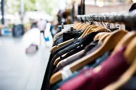 Roupas penduradas em cabides numa arara de loja