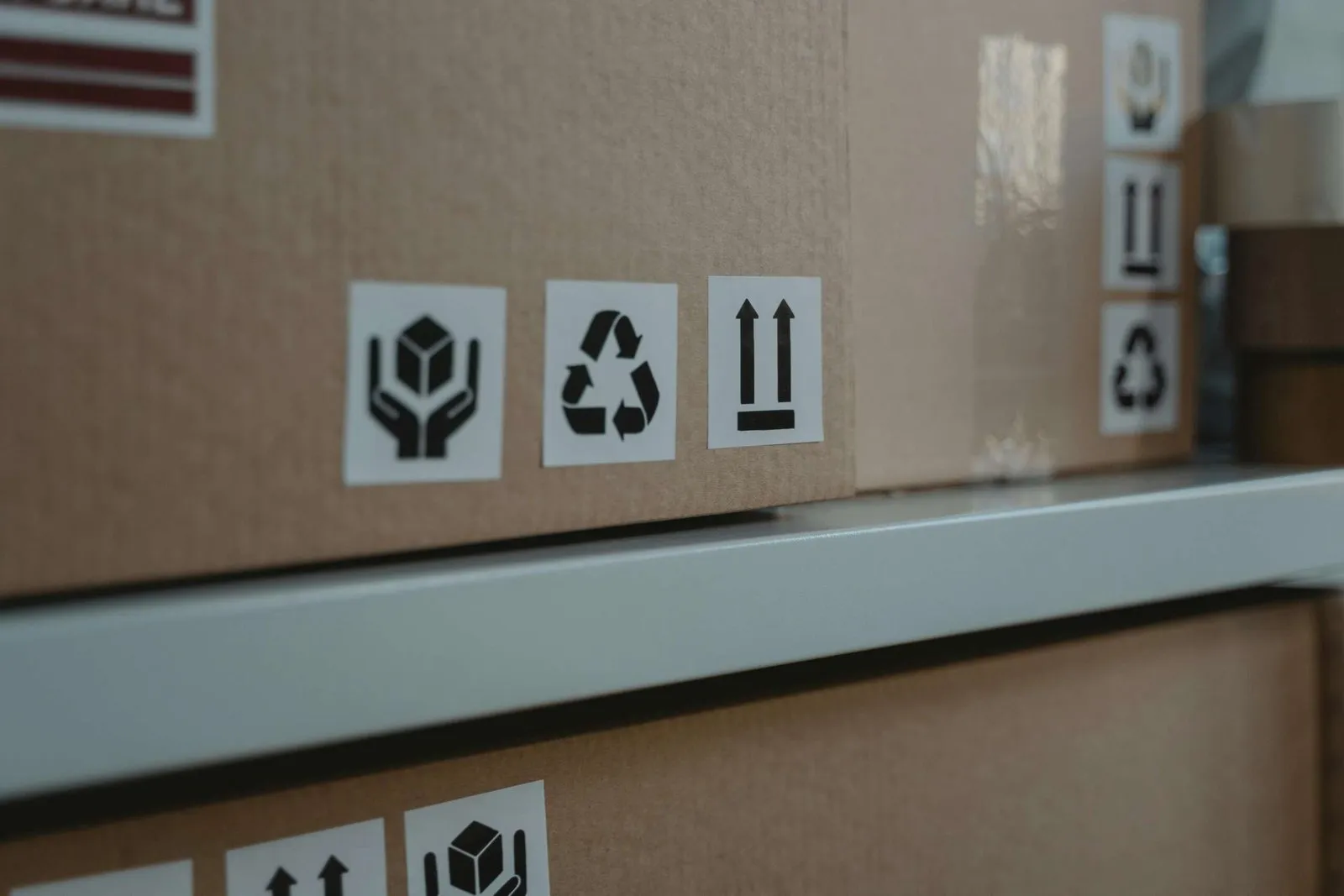 Caixas de papelão com os símbolos de frágil, reciclável e este lado para cima